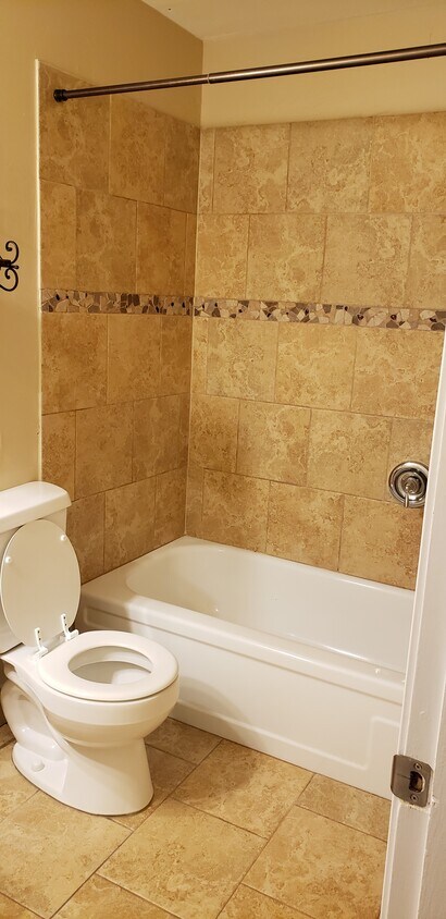 2do baño con bañera y ducha. - 4103 Willow Green Drive