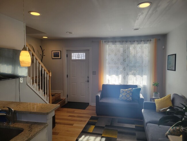 Building Photo - Beautiful 2 BR/2 BA EOG Townhome in Marsha...
