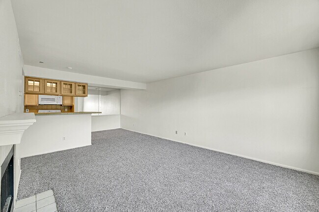 Foto del edificio - $1,595.95, 1 Bed, 1 Bath Condo in Englewood with Cozy Fireplace!