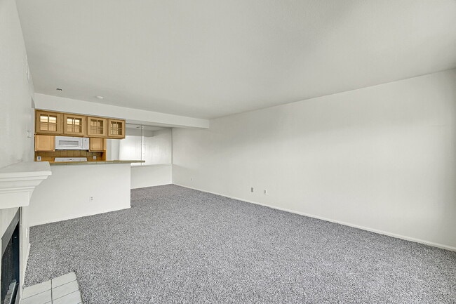 Building Photo - $1,595.95, 1 Bed, 1 Bath Condo in Englewood with Cozy Fireplace!