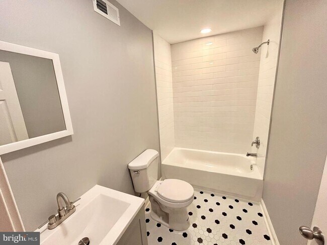 Foto del edificio - 6418 N Woodstock St