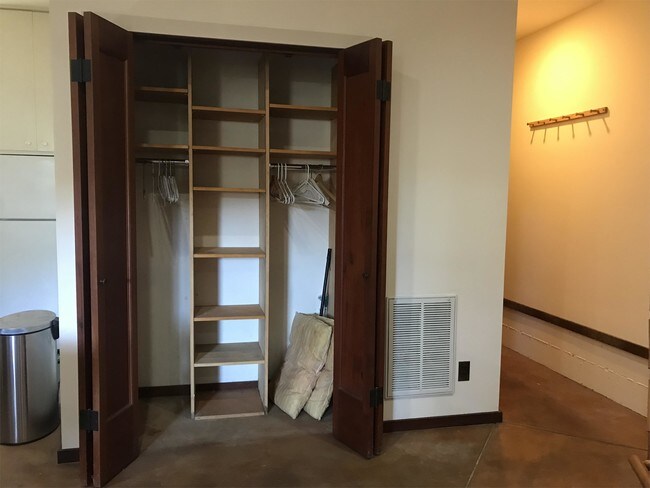 Foto del edificio - 220 Alvarado Rd