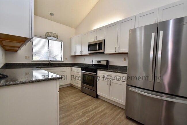 Building Photo - "Charming 3-Bedroom Townhouse with 3 Full ...