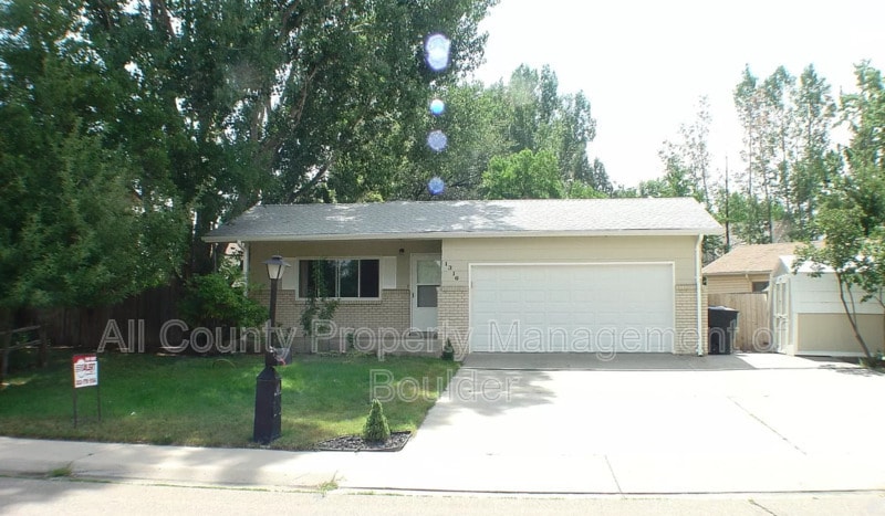 Primary Photo - 1316 S Bowen St