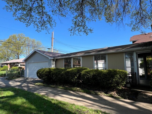 Foto del edificio - Charming 4-Bed, 2-Bath Home with Modern Up...
