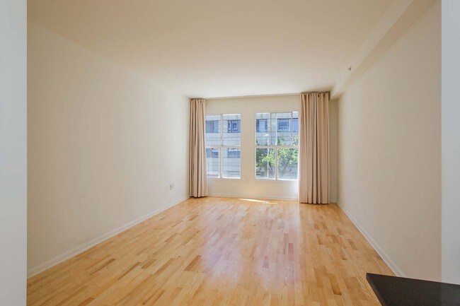 Building Photo - 140 S Van Ness Ave