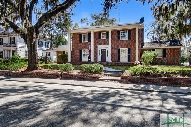 Building Photo - 629 E Victory Dr