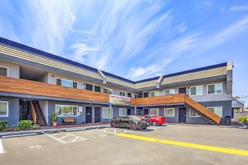 Building Photo - Del Amo Apartments