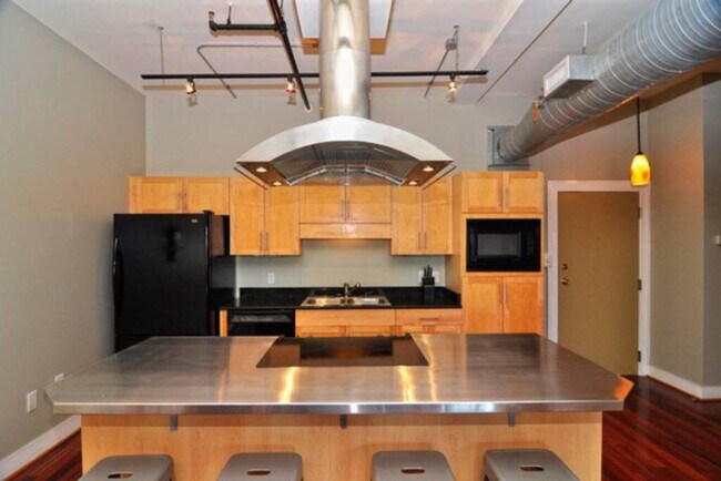 Building Photo - 558 Granby St