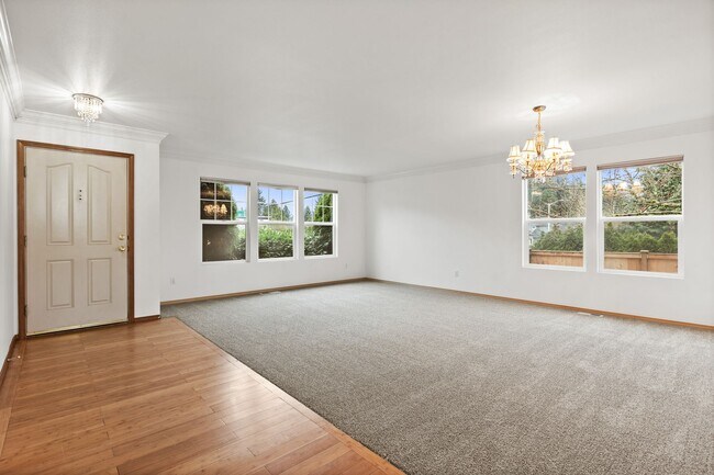 Building Photo - Spacious Everett Home with New Paint and Carpet