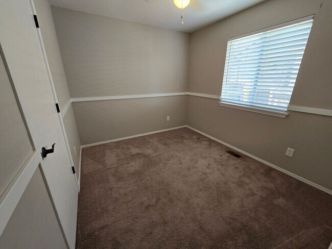 Building Photo - AVAILABLE NOW! Sweet Little House In Westlake