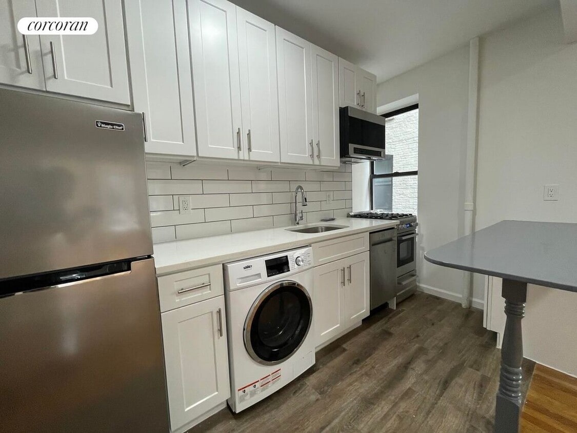 Foto principal - 542 E 82nd St
