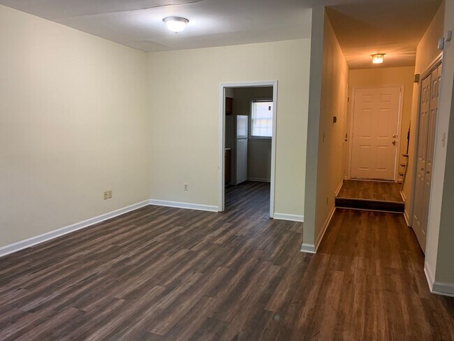 Foto del edificio - 2 brm 2 bath Duplex, washer/dryer hook up, NEW COUNTERTOPS.  Pets negotiable
