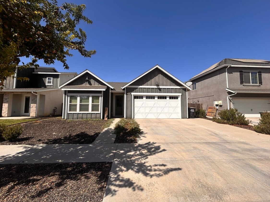 Primary Photo - Nice home for rent in Visalia