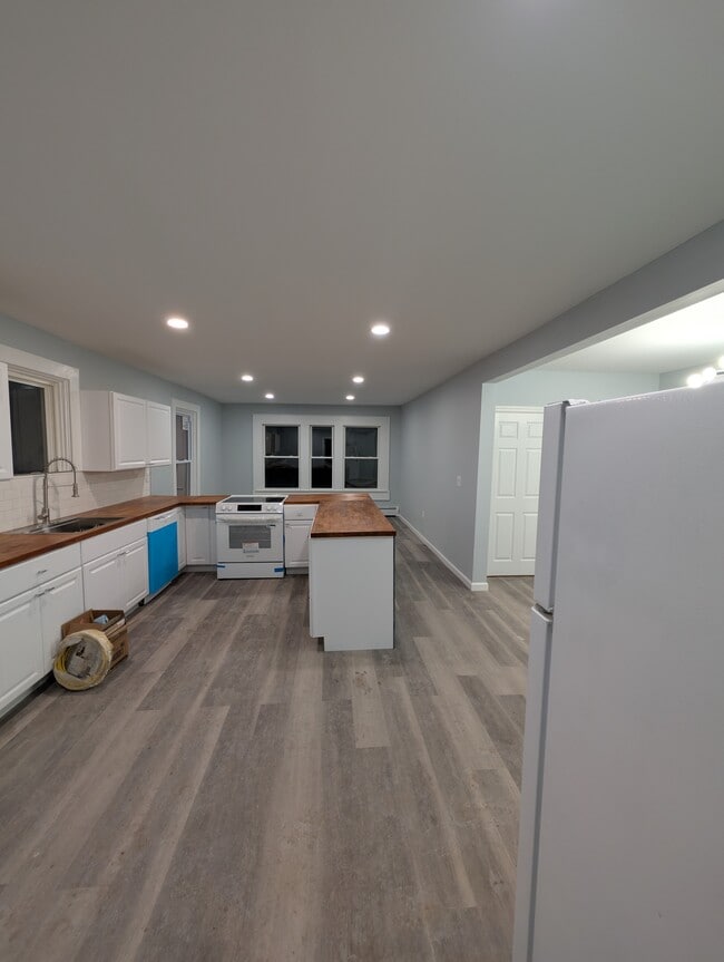 Building Photo - 27 W Notre Dame St