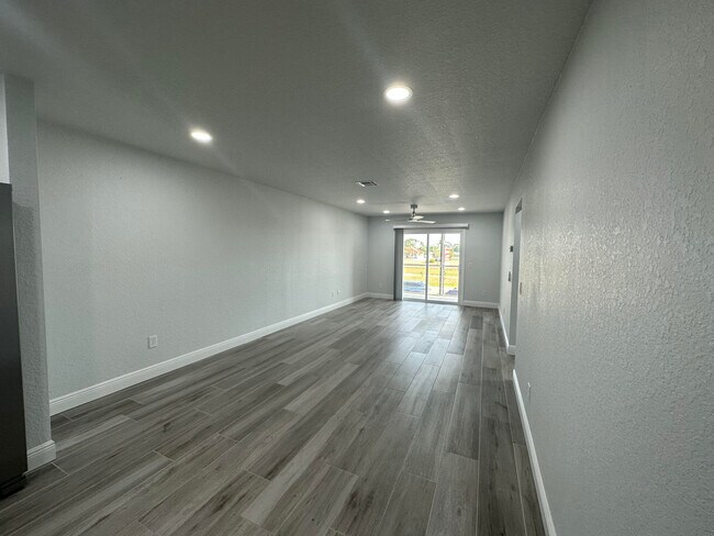 Building Photo - 14506 Tamiami Trl