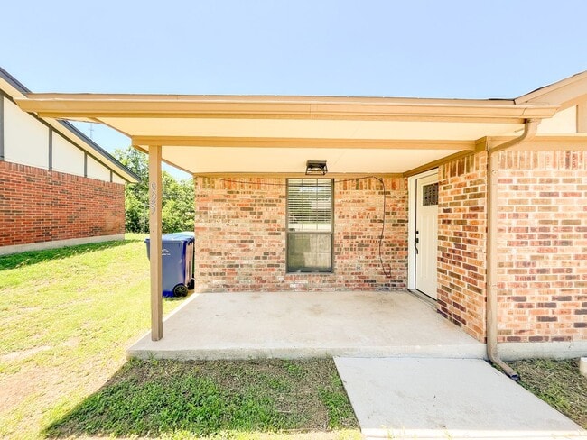 Building Photo - Available NOW This charming 1 story, 2 bed...