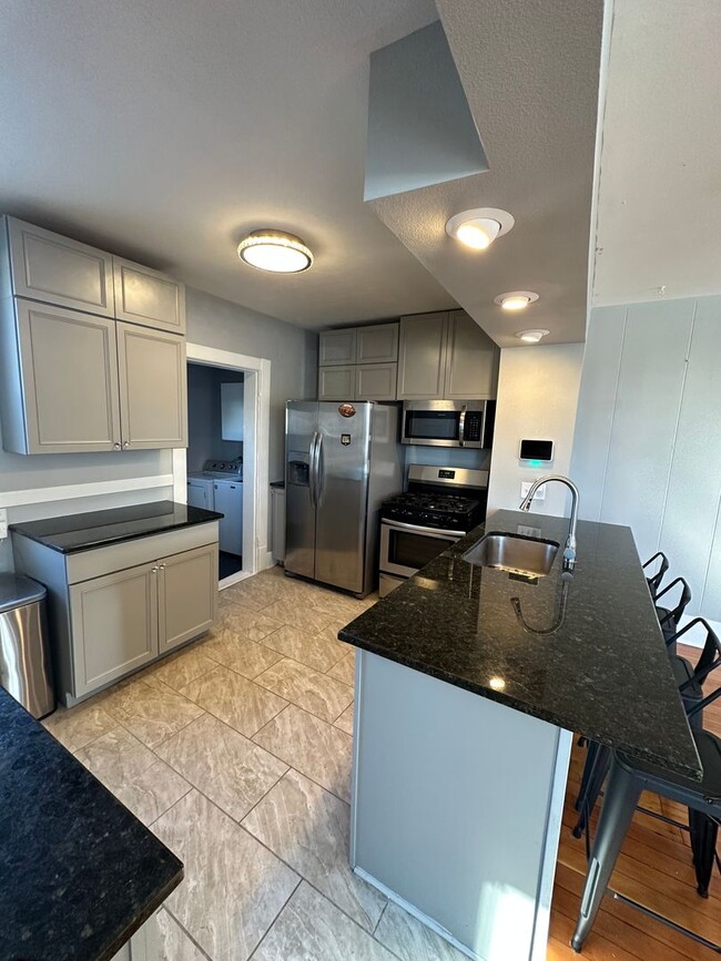 Building Photo - PET FRIENDLY 2 BEDROOM, 1 BATHROOM SINGLE FAMILY HOME CLOSE TO DOWNTOWN!