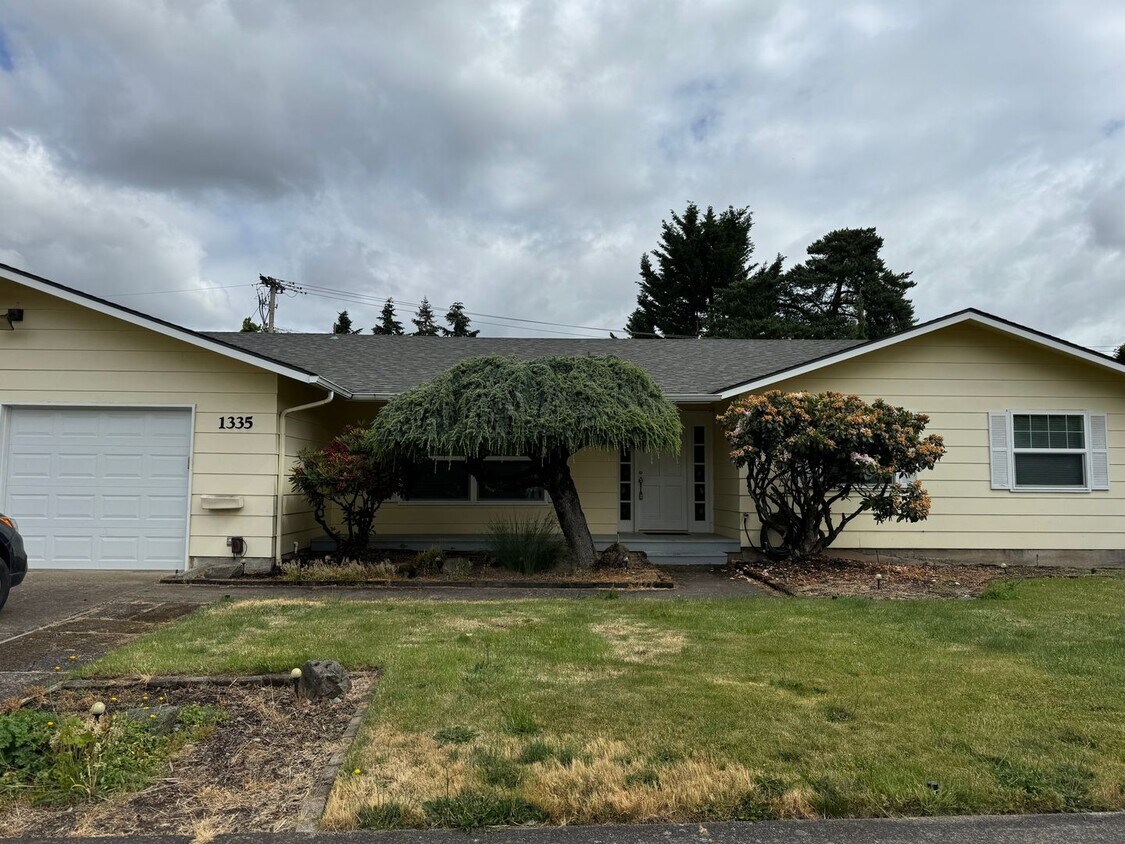 Primary Photo - Spacious 3 bedroom 2 bathroom house in gre...