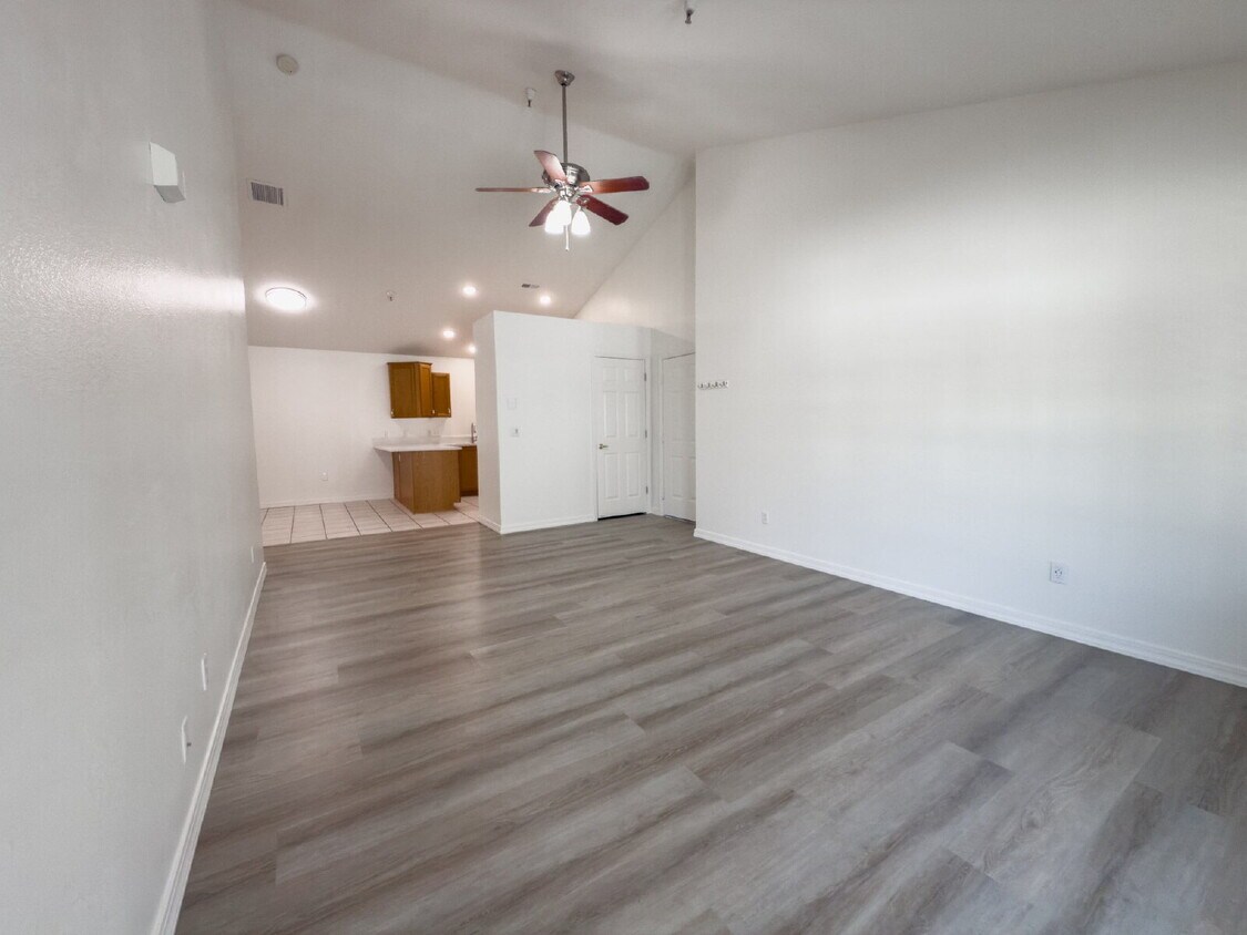 Foto principal - SEPTEMBER FREE RENT!! Spacious, NEWLY RENO...