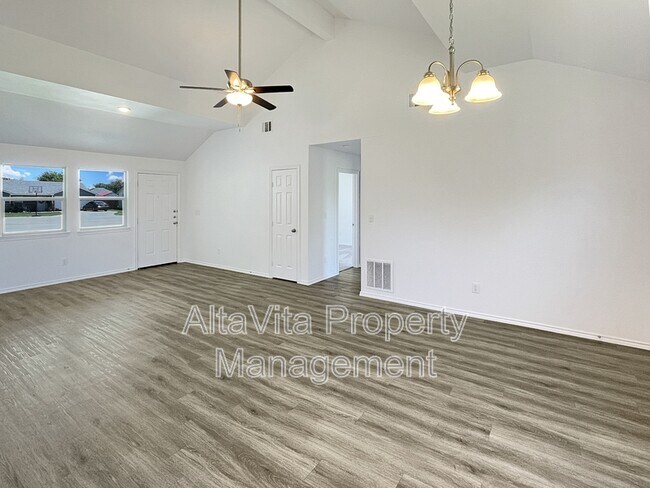 Foto del edificio - 437 S Cleburne Whitney Rd