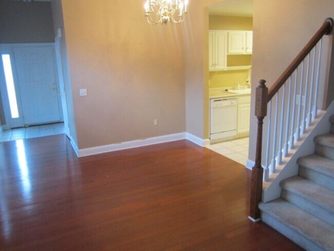 Building Photo - End unit Spacious Townhouse