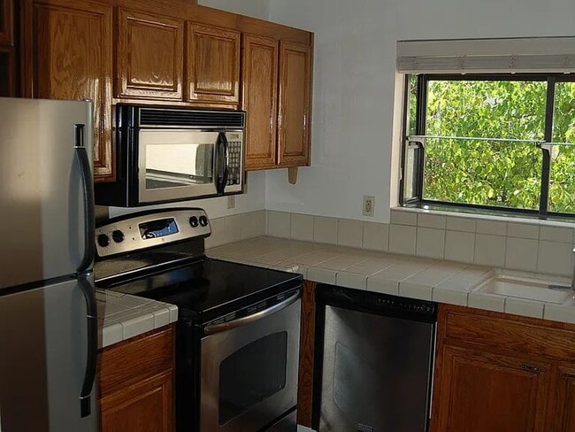 Building Photo - Welcome home to this bright, spacious, top-floor unit in a highly desirable community