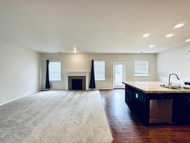Building Photo - Beautiful 4bed 2.5bath home!