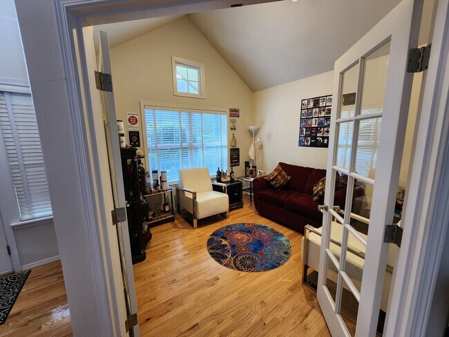 Building Photo - Large 5 bd Home