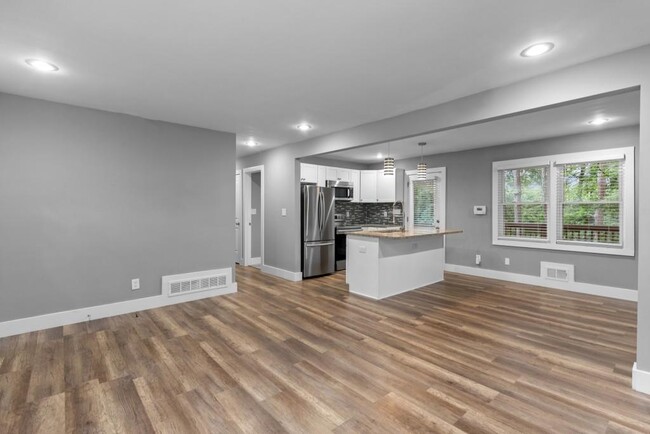 Building Photo - 1699 Flintwood Dr SE