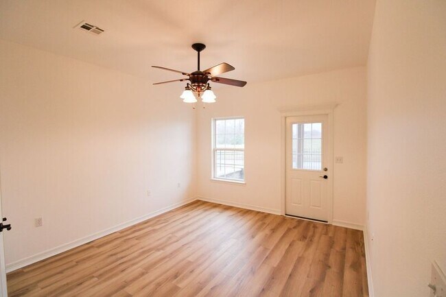 Foto del edificio - 10703 Douglas Dr