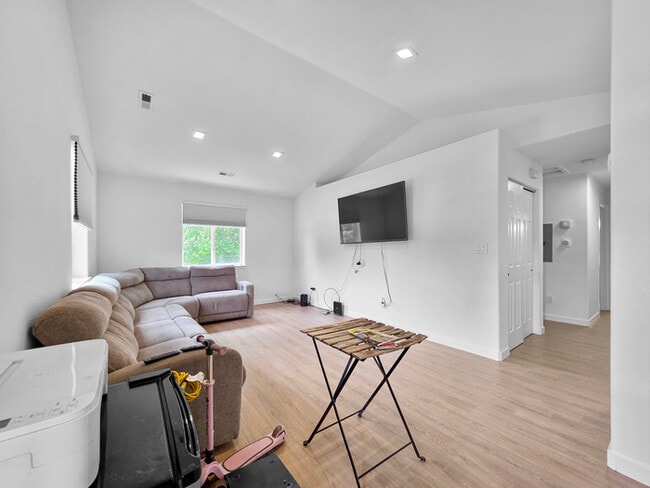 Building Photo - Charming 3 beds 2 baths in Denver!