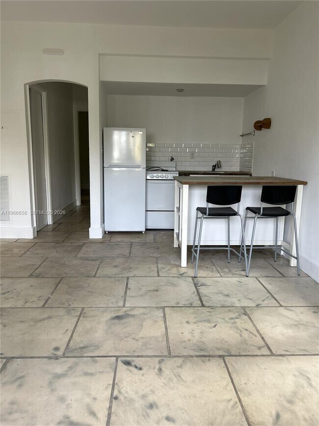 Foto del edificio - 1990 Bay Dr