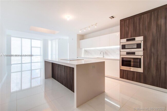 Foto del edificio - 851 NE 1st Ave