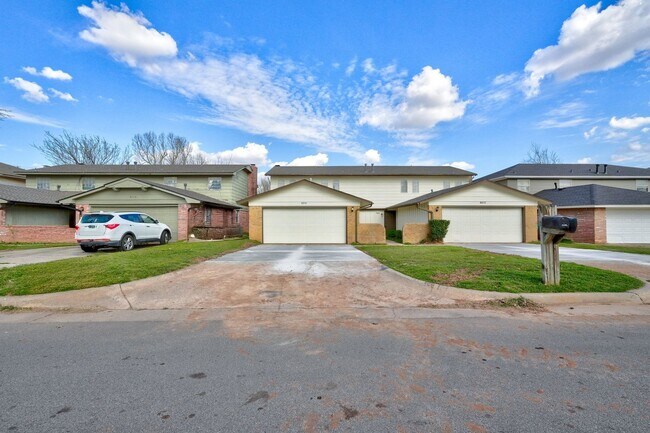 Building Photo - 3 bedroom 2.5 bath