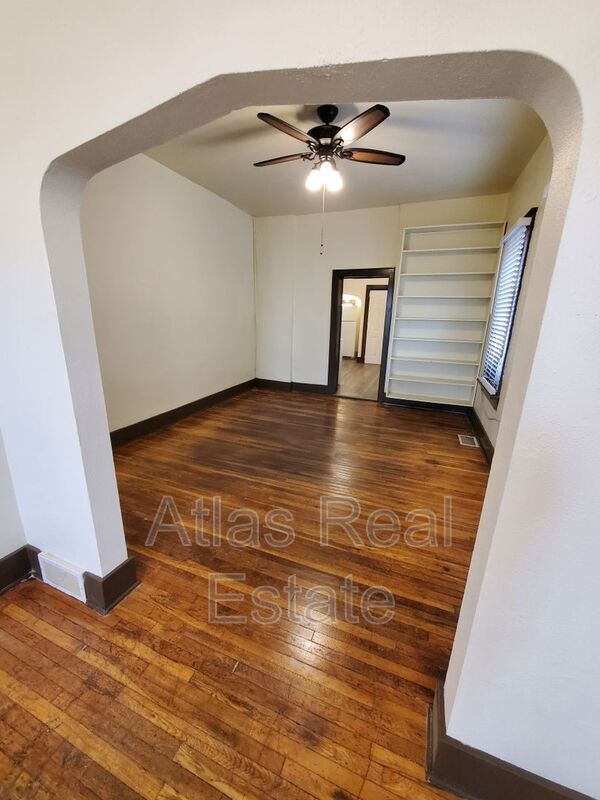 Primary Photo - 222 Linn St