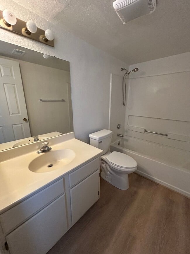 Building Photo - 2 Bedroom Condo located in Laughlin Bay