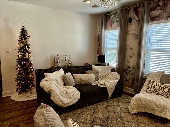 Building Photo - 312 Mission Ln