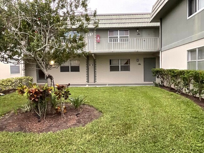 Building Photo - 679 Saxony Way