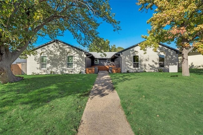 Building Photo - 15827 El Estado Dr