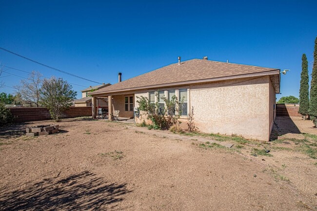 Building Photo - 3 Bedroom 2 Bathroom