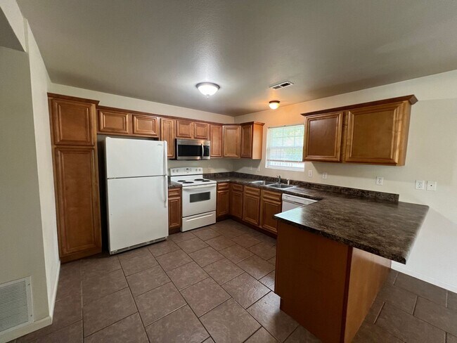 Foto del edificio - 16056 A&amp;B Holy Cross