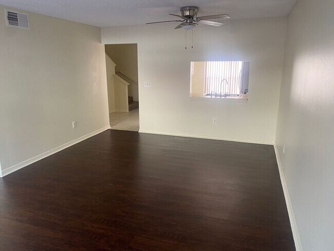 Building Photo - 2 Bedroom 2.5 bath Hidden Creek townhouse ...