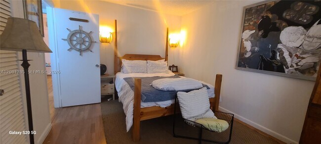 Foto del edificio - 424 N Riverside Dr