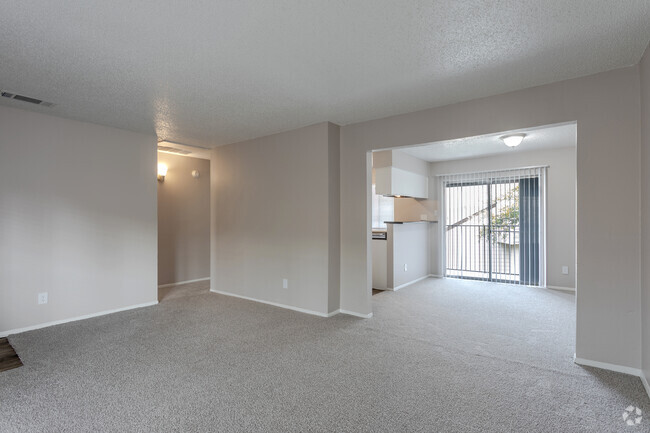 2BR,2BA - 987 SF - Living/Dining Area - Windridge On The Parkway