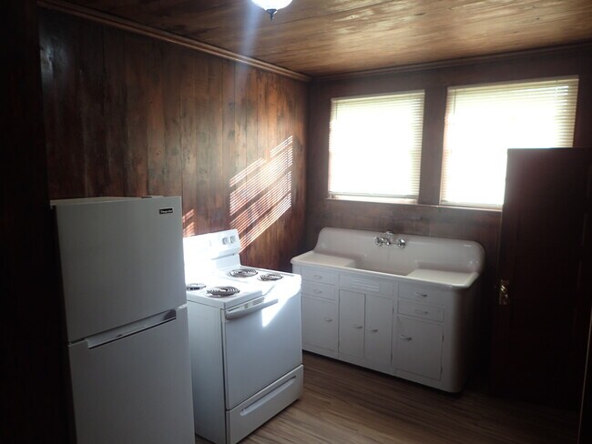 Building Photo - 19 S Pine St