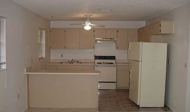 Kitchen - 7133 Pinewood Dr