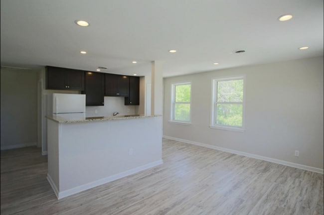 Building Photo - 4023 E Elm Rd