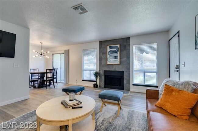 Foto del edificio - Gorgeous, fully-renovated and furnished co...