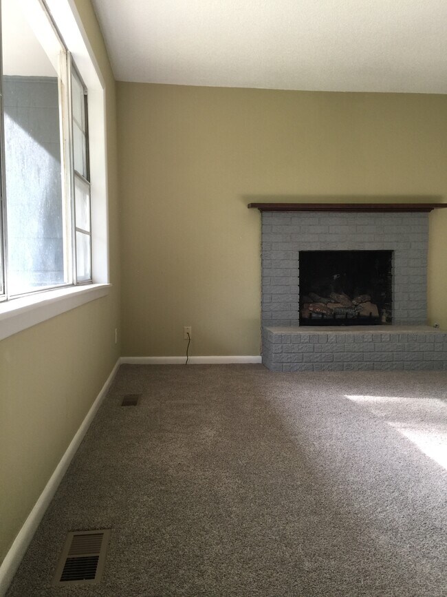 Building Photo - 64 S Redbud Ave